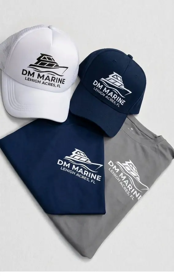 Gorras y camisetas personalizadas con el logo de un negocio